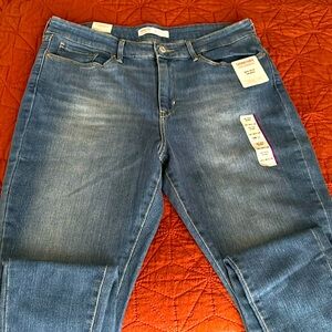 NWT- Levi Strauss Signature Woman’s Jeans- size 16S- Mid rise skinny-Medium Blue